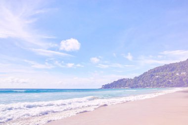 Mavi gökyüzü. Sıcak güzel deniz.