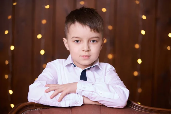 Милый Маленький Мальчик Красивый Портрет Коричневый Фон — стоковое фото