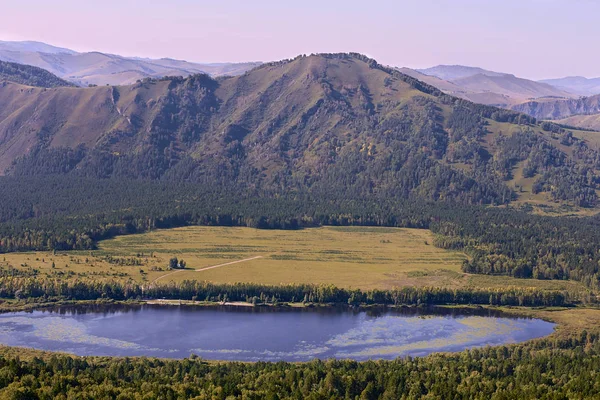 Expansión Sin Fin Montañas Altas Bosque Verde Lago Cielo Azul — Foto de Stock