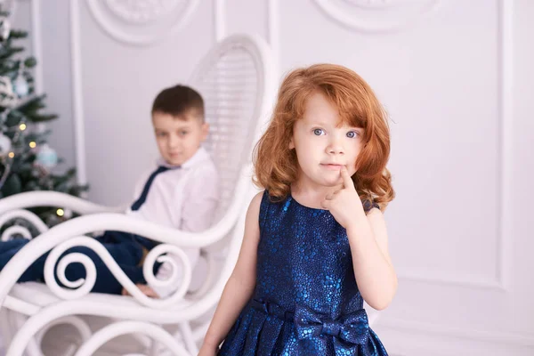 Mała Dziewczynka Zainteresowania Niebieska Sukienka Jasne Tło — Zdjęcie stockowe