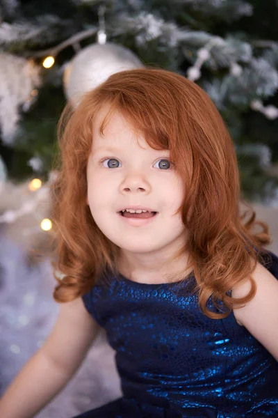 Portret Dziewczyny Boże Narodzenie Wnętrza Czerwone Włosy Poziome — Zdjęcie stockowe