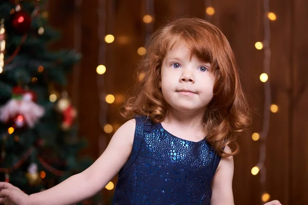 Рождественский Интерьер Красивая Маленькая Девочка Синее Платье — стоковое фото