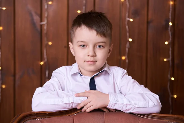 Schattige Kleine Jongen Mooi Portret Bruine Achtergrond — Stockfoto
