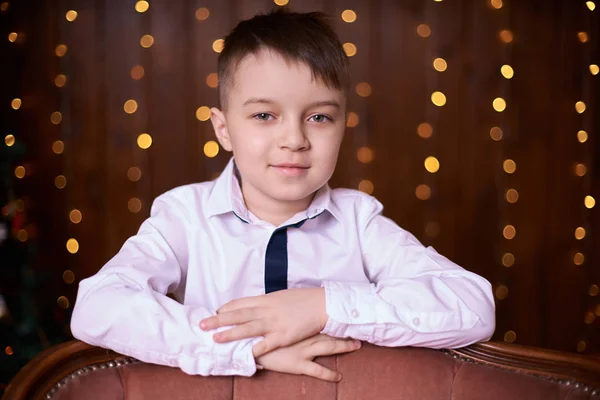 Lindo Niño Hermoso Retrato Fondo Marrón —  Fotos de Stock