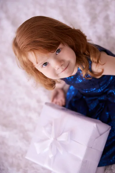 Μεγάλη Συσκευασία Δώρου Μικρό Γλυκό Κορίτσι — Φωτογραφία Αρχείου