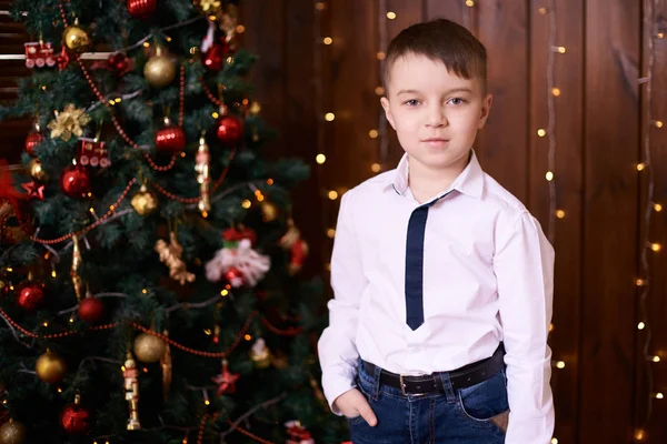 Mały Chłopiec Piękny Portret Boże Narodzenie Wnętrza Brązowe Tło — Zdjęcie stockowe
