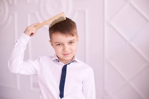 Pequeño Niño Peine Madera Interior Brillante Horizontal —  Fotos de Stock