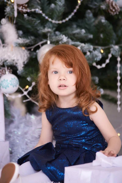 Mała Dziewczynka Boże Narodzenie Wnętrza Czerwone Włosy Poziome — Zdjęcie stockowe