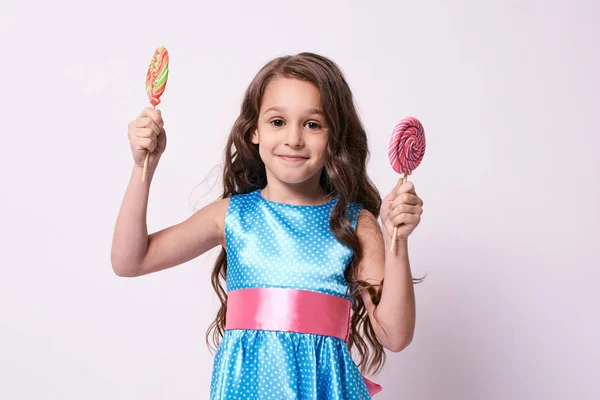 小女孩 美味的甜味 多彩多姿的棒棒糖 — 图库照片