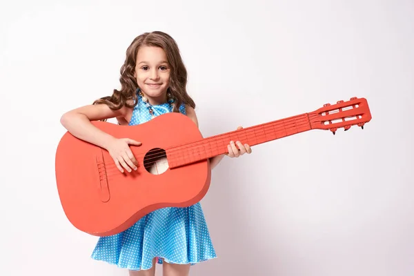 Маленькая Девочка Красная Гитара Белый Фон — стоковое фото