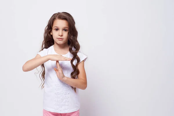 Miúda Pare Gesto Fundo Branco — Fotografia de Stock