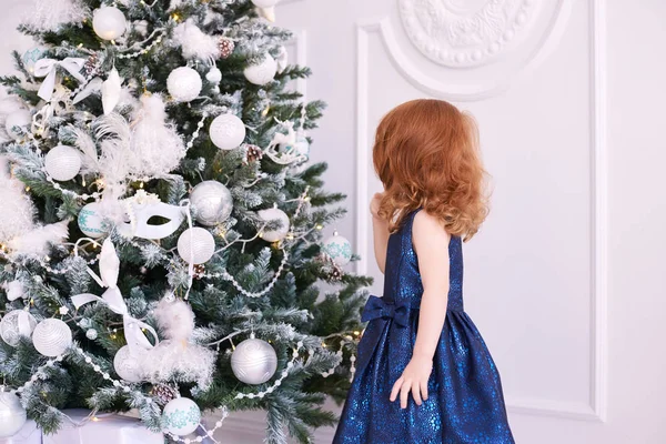 Niña Fondo Blanco Vestido Azul Decoraciones Navidad — Foto de Stock