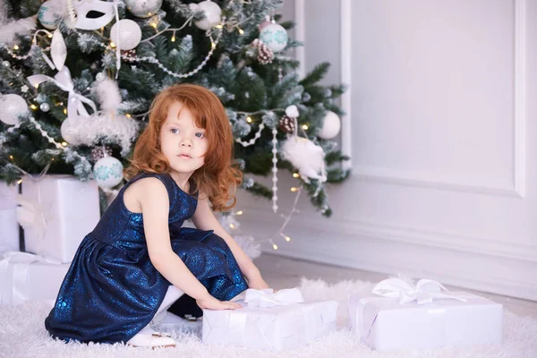 Μικρό Κορίτσι Λευκό Φόντο Μπλε Φόρεμα Χριστουγεννιάτικο Δώρο — Φωτογραφία Αρχείου