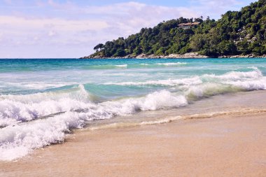 Güçlü deniz dalgaları. Mavi gökyüzü.