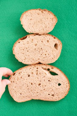 Olağandışı Noel ağacı. Yeşil arka plan. Adet ekmek.