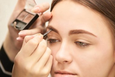 Profesyonel makyöz yüz maskara uygulayın. Kadın güzellik modeli. Doğa çıplak bak. Kontur Vakfı.