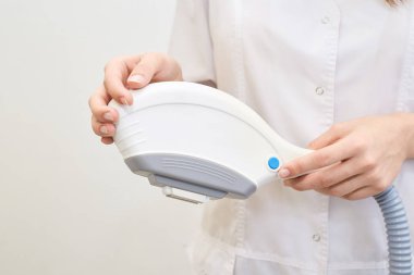 Epilasyon lazer makine. Photorejuvenation tıp aygıt. Doktor eller.