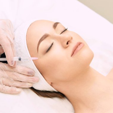 Anti kırışıklık ameliyat. Güzellik genç kadın enjeksiyon. Yüz tedavi.