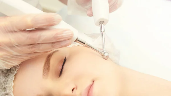 Facial Micro Huidige Cosmetologie Procedure Technologie Schoonheidsbehandeling Vrouw Gezicht Therapie — Stockfoto