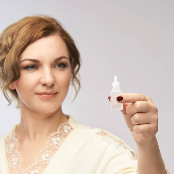 Женщина капает глазные капли. Лечение женской глаукомы
.