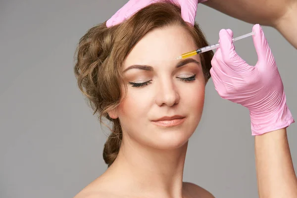 Gezicht Naald Injectie Jonge Vrouw Cosmetologie Procedure Dokter Handschoenen Wenkbrauw — Stockfoto