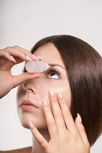 Kvinna Applicera Ögondroppar Flicka Behandling Glaukom — Stockfoto