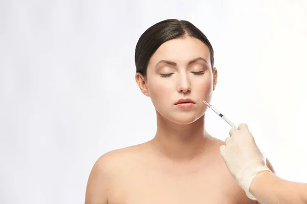 Gezichtsinjectie Jonge Vrouw Cosmetologie Procedure Artsenhandschoenen — Stockfoto