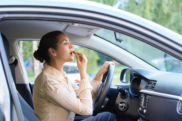 Frau Mit Lippenstift Auto Urbaner Hintergrund Schlecht Beschäftigt — Stockfoto