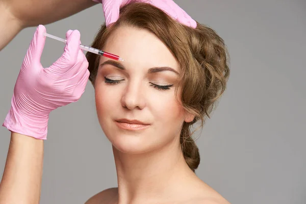 Gezicht Naald Injectie Jonge Vrouw Cosmetologie Procedure Dokter Handschoenen Wenkbrauw — Stockfoto