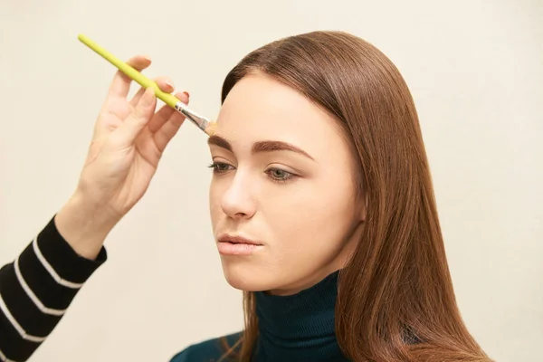 Makeup Professionel Kunstner Anvende Ansigt Mascara Kvinde Skønhedsmodel Natur Nøgen - Stock-foto