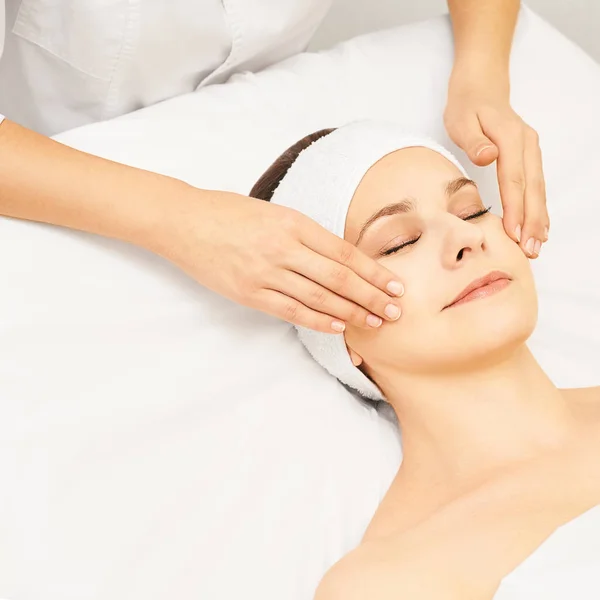 Masaje Profesional Facial Tratamiento Cuidado Piel Spa Masajista Facial Salud — Foto de Stock