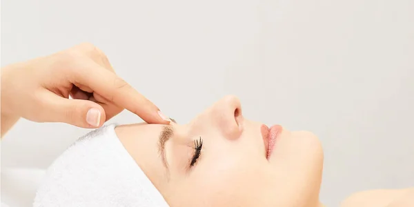 Massagem Profissional Tratamento Cuidados Com Pele Spa Massagista Facial Saudável — Fotografia de Stock