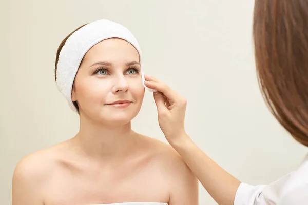 Cosmetology Médico Remover Rímel Rosto Menina Almofada Algodão Com Mãos — Fotografia de Stock