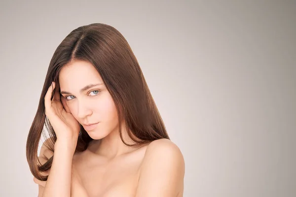 Schönheit Mädchengesicht Medizinische Gesichtsbehandlung Medikamentenbehandlung Kosmetologie Porträt Hübsche Weiße Frau — Stockfoto
