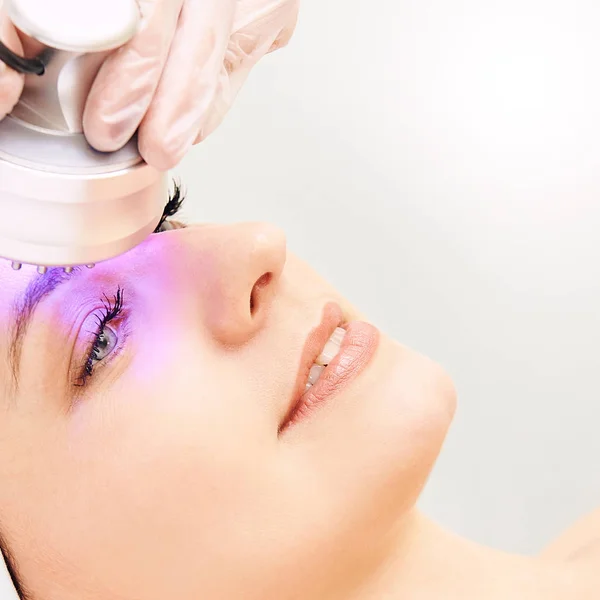 光红外疗法 美容头程序 美女脸 化妆品沙龙设备 面部皮肤恢复活力 — 图库照片