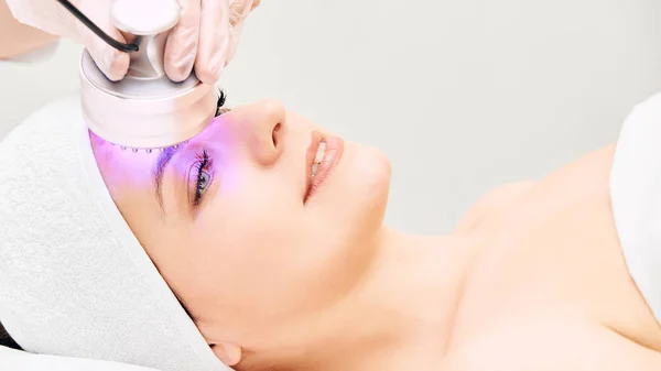 Terapia Infrarossa Con Luce Procedura Cosmetologia Bellezza Viso Donna Dispositivo — Foto Stock