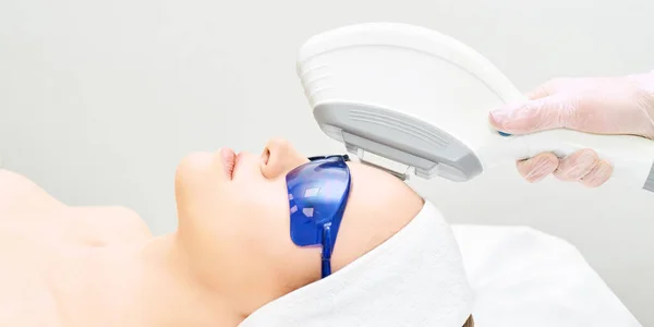 Ipl Laser Clinic Behandlung Kosmetologie Medizinischer Eingriff Gesichtshaut Verjüngt Kosmetikerin — Stockfoto