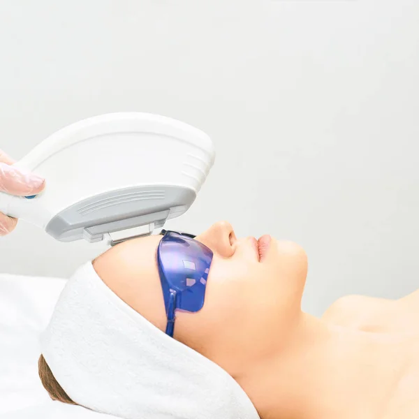 Kliniki Laserem Ipl Procedura Medyczna Kosmetologii Ejuvenation Skóry Twarzy Kosmetyczka — Zdjęcie stockowe