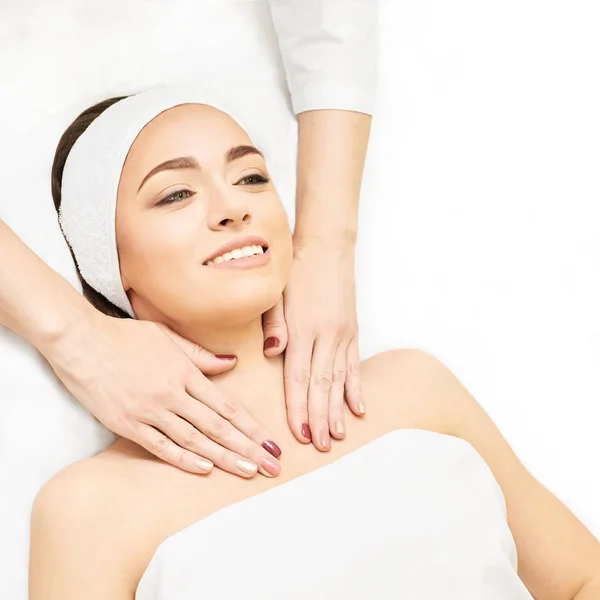 Massaggio Salone Facciale Terapia Professionale Femminile Mani Collo Procedura Cosmetica — Foto Stock
