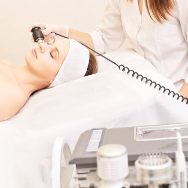 Sigara enjeksiyon Mezoterapi. Doktor ve hasta Kliniği. Gençleştirme kozmetik aracı. Kadın estetik cilt yüz prosedür. Anti kırışıklık fr kaldırma.