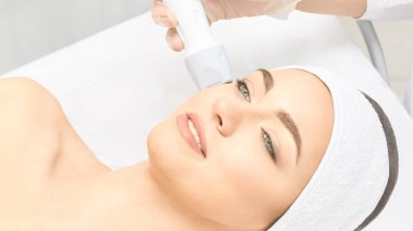 Vakum yüz Kozmetik donatımı. Yüz salon temizlik. Youn kız profesyonel Cilt Bakımı. Güzellik kadını ve sağlık aygıt.