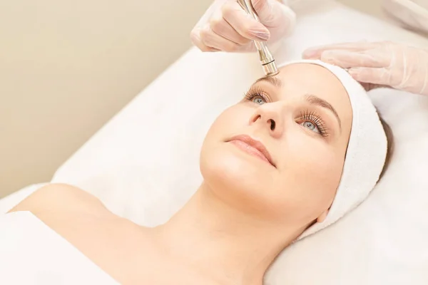 Kosmetologie Gesichtsbehandlung Geduldiges Junges Mädchen Salon Kosmetische Hardware Dermatologie Diamant — Stockfoto