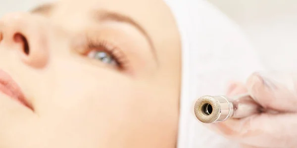 Cosmetologie Gezicht Behandeling Patiënt Jong Meisje Salon Cosmetische Hardware Dermatologie — Stockfoto