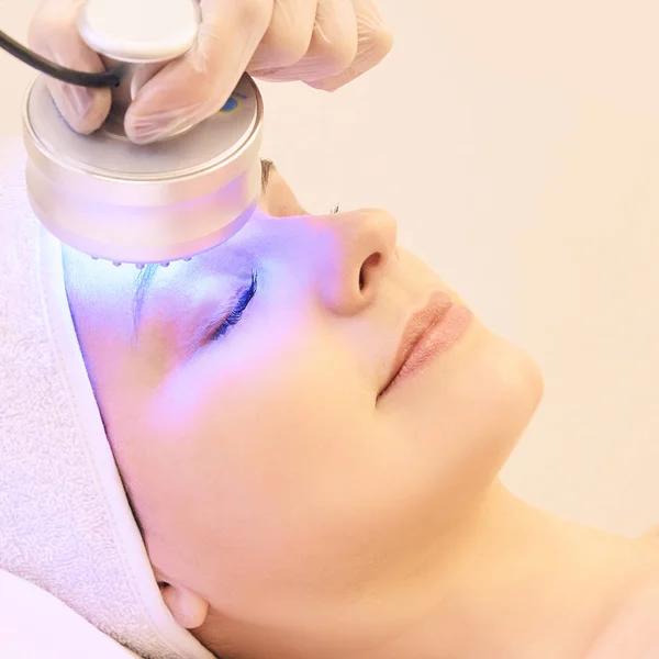 Terapia Światłem Podczerwieni Kosmetologia Głowy Procedury Piękna Twarz Kobiety Urządzenie — Zdjęcie stockowe