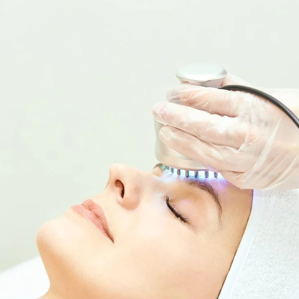 Terapia Infrarossa Con Luce Procedura Cosmetologia Bellezza Viso Donna Dispositivo — Foto Stock