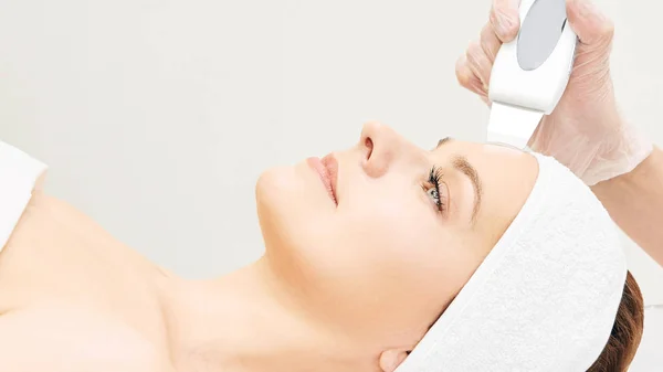 Equipo Facial Cosmetología Ultrasinica Limpieza Facial Piel Bella Chica Femenina — Foto de Stock