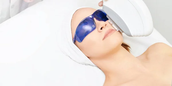 Depilación Facial Con Láser Dispositivo Ipl Cosmetología Cuerpo Mujer Clínica — Foto de Stock