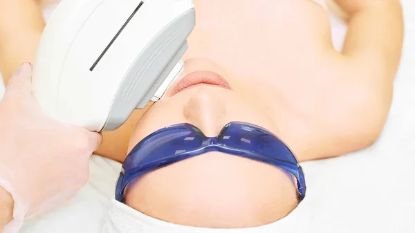 Depilación Facial Con Láser Dispositivo Ipl Cosmetología Cuerpo Mujer Clínica — Foto de Stock