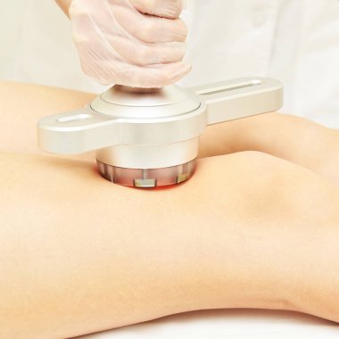 Kavitasyon kozmetik kadın yordamı. Lipo ultrasonik makine. Vücut anti selülit tedavisi. Ultrason radyo kız terapi