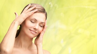 Elleri ile doğal güzellik portre. Kozmetoloji olgun kadın yüz. Kozmetik krem. Cilt bakımı. Zarif kız